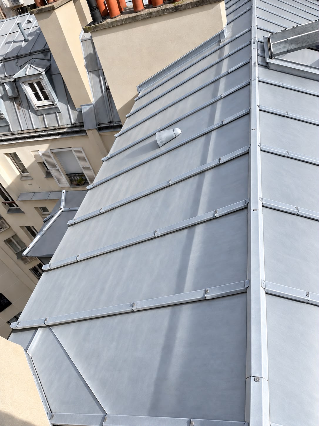 Zinguerie de toiture refaite en zinc après travaux dans l'Oise